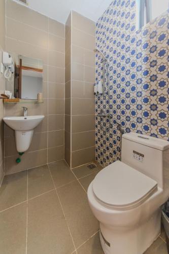 a bathroom with a toilet and a sink at Gia Nguyễn Hotel Dalat in Da Lat