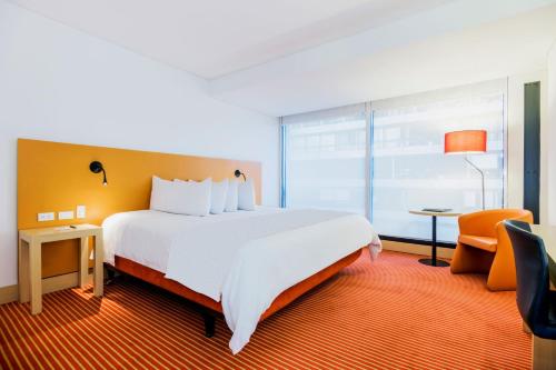 Postel nebo postele na pokoji v ubytování Fairfield by Marriott Bogota Embajada
