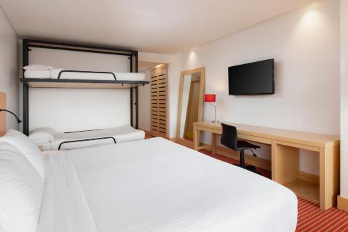 Postel nebo postele na pokoji v ubytování Fairfield by Marriott Bogota Embajada