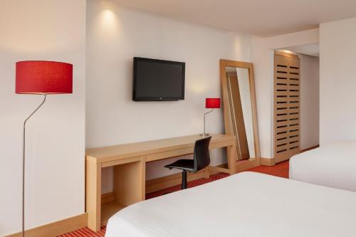 Postel nebo postele na pokoji v ubytování Fairfield by Marriott Bogota Embajada