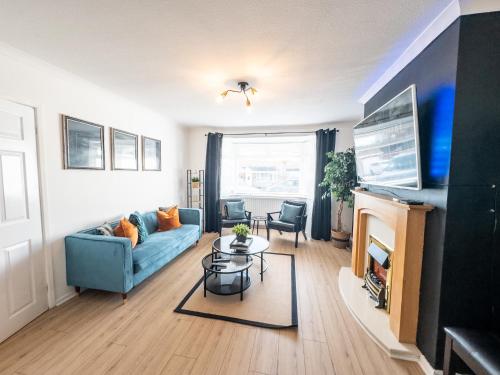 โทรทัศน์และ/หรือระบบความบันเทิงของ RNM - Business Professionals Ready, Cost effective for large stays! 3 BR, Lounge, Private Access & Entire Place, Kitchen & Washroom with amenities, Smart Tv, Easy Access, Fast WiFi, Large Driveway, Great transport links, Near Worcester Hospital and M5
