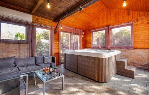 Posedenie v ubytovaní Three-Bedroom Holiday Home In Lekenik