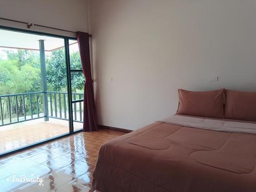 Postel nebo postele na pokoji v ubytování เฟรนด์แคมป์เขาค้อ