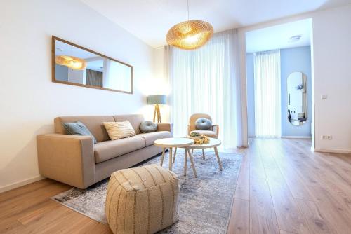 ein Wohnzimmer mit Sofa und Tisch in der Unterkunft Business Apartments Erfurt - Parkplatz - WLAN - Nähe Klinikum zentral in Erfurt