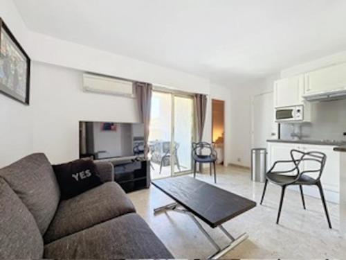 2P Between Croisette Beaches and Antibes Street