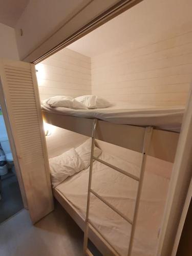 Cette chambre offre une vue sur un lit superposé. dans l'établissement Studio 4 pers Résidence le petit bois à 300 m de la plage, à Argelès-sur-Mer