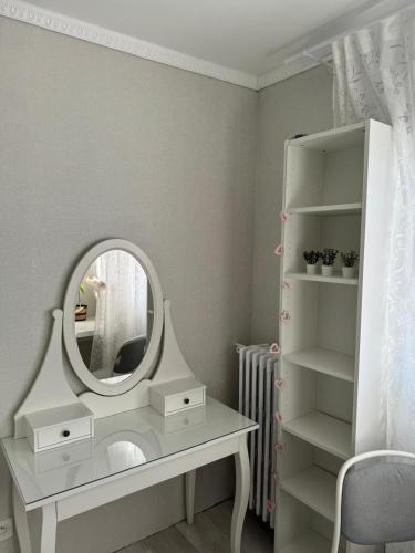 une coiffeuse blanche avec un miroir et une chaise dans l'établissement Anahit, à Nice