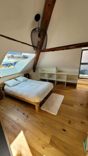 une chambre avec un lit et un parquet dans l'établissement Maison La Valdiane vue lac et montagne, à Rousset