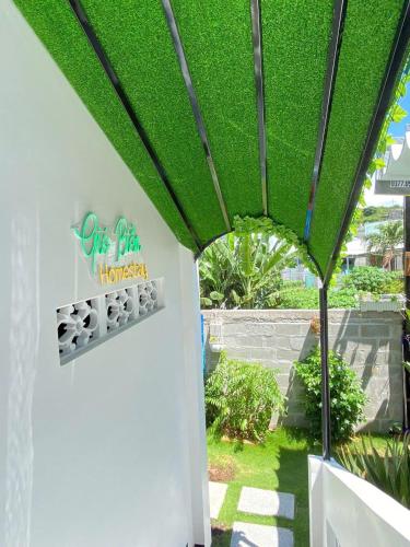 a green roof on the side of a building at Sea-Breeze Homestay in Phan Thiet