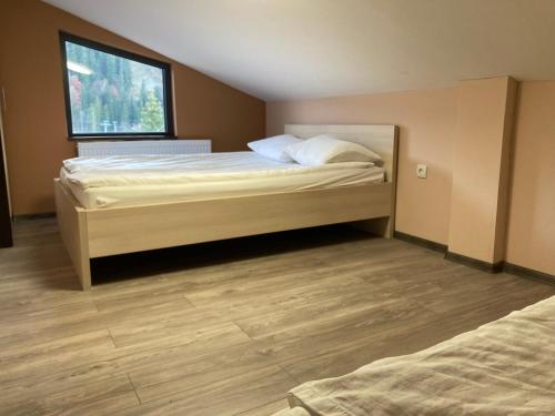 En eller flere senge i et værelse på Max-Well Paviljoni