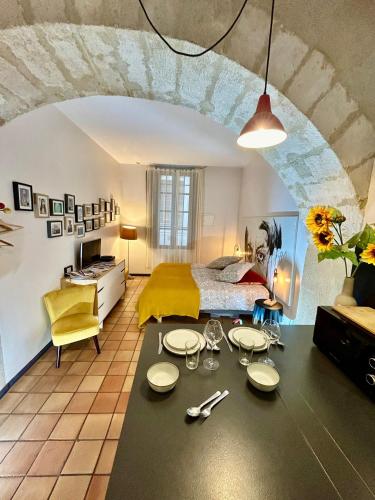 - une chambre avec un lit et une table avec des plaques de cuisson dans l'établissement Studio Vernon, à Arles