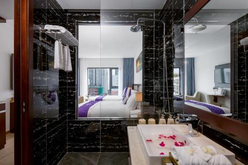 Postel nebo postele na pokoji v ubytování Aria Grand Hotel & Spa
