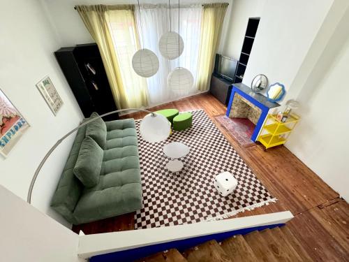 an overhead view of a living room with a green couch at Maison 3 étages en centre-ville in Laon