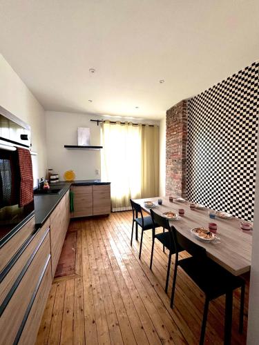 une cuisine et une salle à manger avec une table et des chaises dans l'établissement Maison 3 étages en centre-ville, à Laon