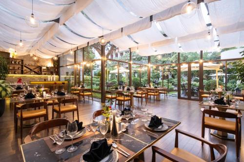 Senna Hue Hotelにあるレストランまたは飲食店
