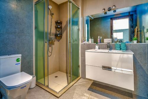 Beach Retreat Taghazout Bay في أغادير: حمام مع دش ومرحاض ومغسلة