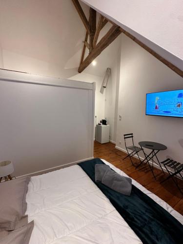 Una cama o camas en una habitación de Chambre 3 Face au Donjon