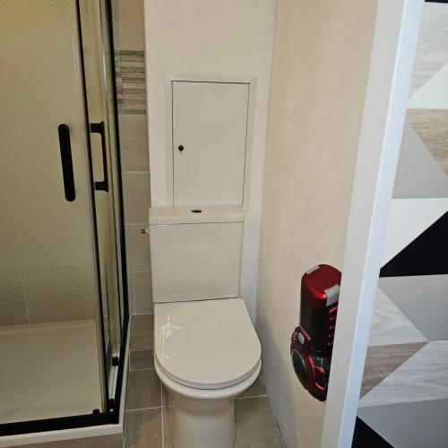 une petite salle de bain avec toilettes et douche dans l'établissement Naturiste Soleil New, au Cap d'Agde