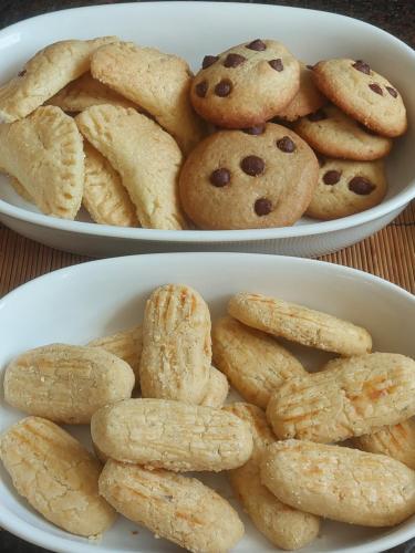 two bowls of cookies with chocolate chips in them at Pousada Tia Rosa in Parnamirim
