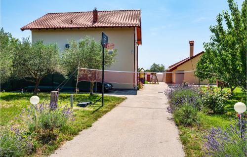 Zahrada ubytování Five-Bedroom Holiday Home In Suhovare