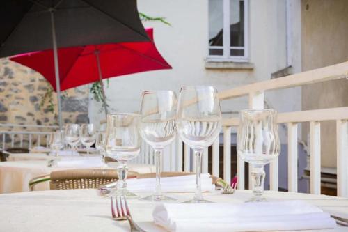 un groupe de verres à vin assis sur une table dans l'établissement Hôtel les Trois Lys, à Azay-le-Rideau