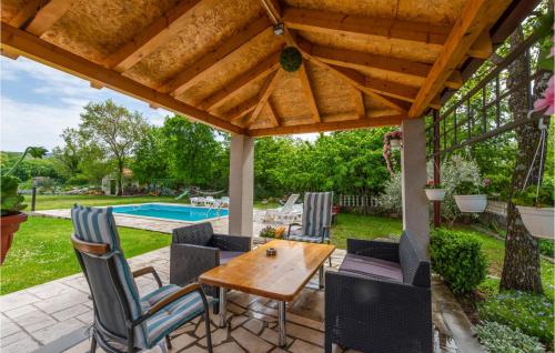 Bazén v ubytování Three-Bedroom Holiday Home In Neoric nebo v jeho okolí
