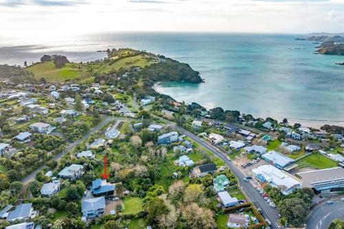 une vue aérienne d'une banlieue à côté de l'océan dans l'établissement Oneroa Sanctuary - Be My Guest Waiheke, à Waiheke Island
