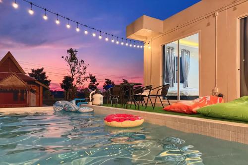ein Swimmingpool im Hinterhof eines Hauses in der Unterkunft Anny poolvilla 5 bedroom ATV free in Ban Lum Phli