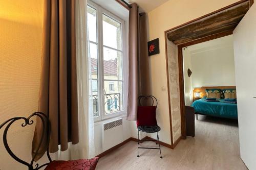une chambre avec une fenêtre et une chambre avec un lit dans l'établissement Cozy apartment in the heart of Chantilly!, à Chantilly