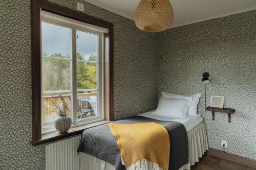 Una cama o camas en una habitación de Trakt Forest Hotell Hotellstugor