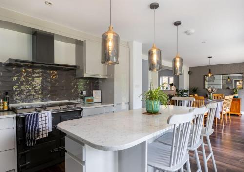 Η κουζίνα ή μικρή κουζίνα στο Stunning 5 Bed in the Centre of Bourton!