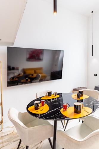 Una televisión o centro de entretenimiento en Suite Visconti