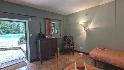 a room with a bedroom with a bed and a window at Bonfarto Locations in Urval