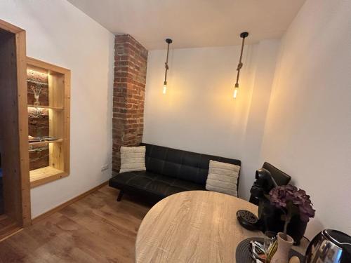 un soggiorno con un tavolo e un divano di HAVEN Central Studios a Braşov