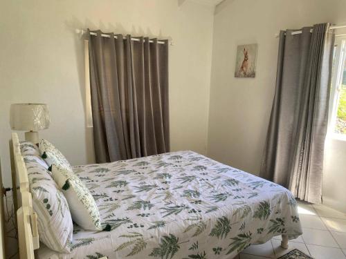 Ένα ή περισσότερα κρεβάτια σε δωμάτιο στο Stunning 3 Bed Villa Balcony & Sea View