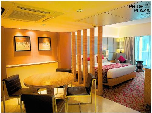 Postel nebo postele na pokoji v ubytování Pride Plaza Hotel, Ahmedabad