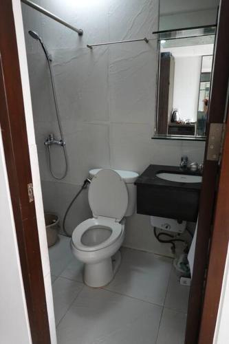 Un baño pequeño con inodoro y lavabo. en Cityscape Hotel - Studio Unit, en Mandaue