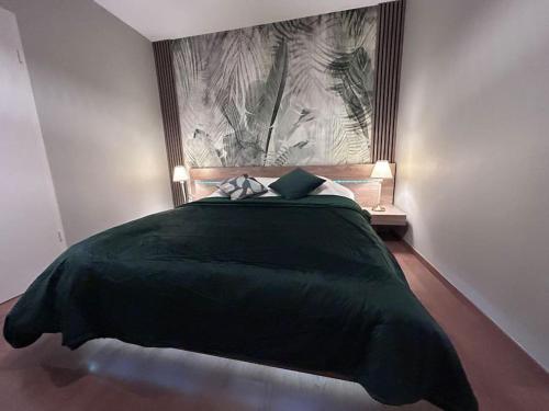 - une chambre avec un lit et une couverture noire dans l'établissement Esprit Palace, coeur de Mulhouse, à Mulhouse