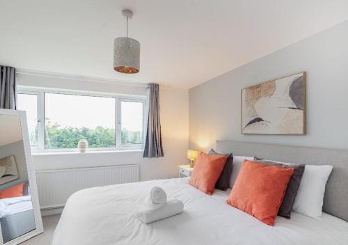 Ένα ή περισσότερα κρεβάτια σε δωμάτιο στο Spacious 3 Bed House with Large Garden in Aynho!