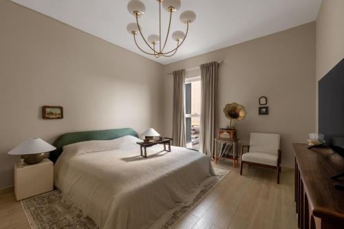 Кровать или кровати в номере Vintage 2BR Apartment - Yas Island