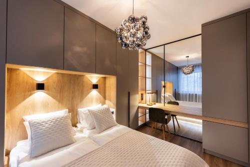 Postel nebo postele na pokoji v ubytování Fancy residence private parking & garden