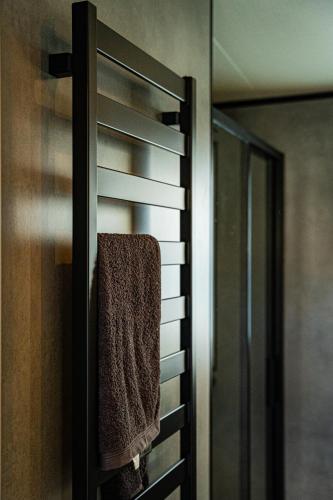 a towel hanging on a towel rack in a bathroom at Wellnesshuisje in de Sallandse Heuvelrug in Haarle