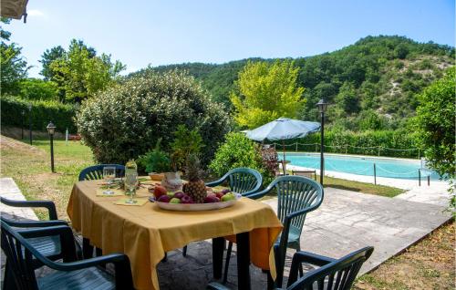a table with a bowl of fruit on it next to a pool at Valguerriera - Grano in Apecchio