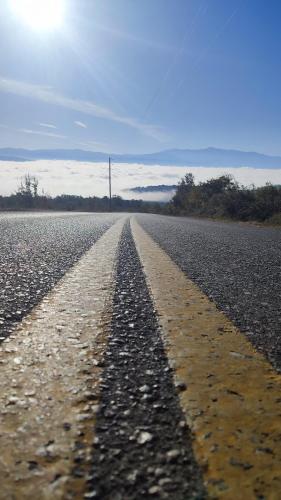 an empty road with a line in the middle at ΞΕΝΩΝΑΣ ΘΕΑ in Palaios Agios Athanasios