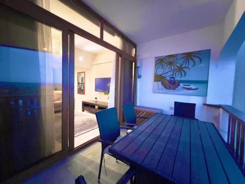Un comedor con mesa y sillas de madera. en BeachFront 2 bedroom Apartment with WiFi&Netflix, en Ukunda