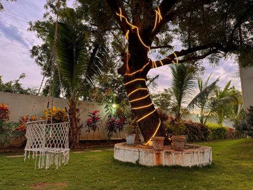 a statue of a tree in a yard at Serene farms by guildstone stays in Venkatāpur