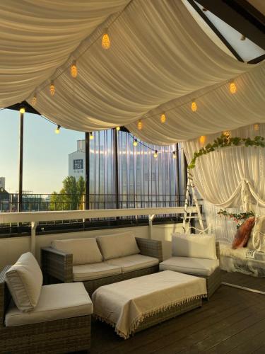 ein Wohnzimmer mit weißen Sofas und einem Baldachin in der Unterkunft 3min from Metro - Lodging with roof terrace - Convenient transport - CVS downstairs - Hot places nearby in Seoul
