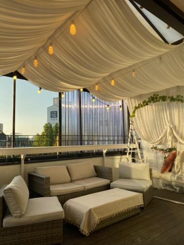 Ein Sitzbereich in der Unterkunft 3min from Metro - Lodging with roof terrace - Convenient transport - CVS downstairs - Hot places nearby