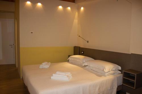 Postel nebo postele na pokoji v ubytování KRINO' hotel cafè