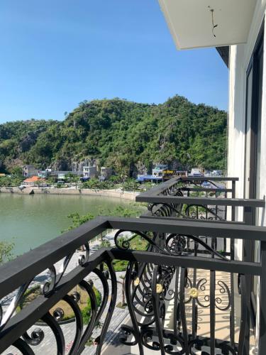 カットバ島にあるAnh Như Lake View Hostel Cat Baの水の景色を望むバルコニー(ベンチ付)